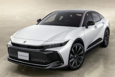 （左）：特別仕様車 CROSSOVER RS “THE 70th” （ベース車両はCROSSOVER RS）