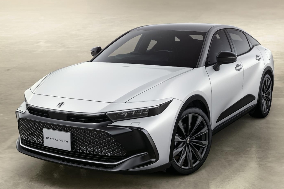 (左):特別仕様車 CROSSOVER RS “THE 70th” (ベース車両はCROSSOVER RS)