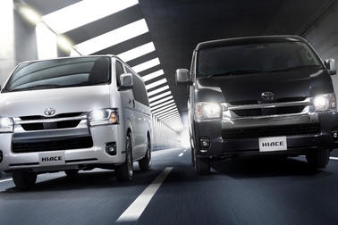 （左）：VAN・2WD・2800ディーゼル・標準ボディ・スーパーGL