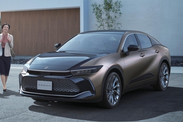 【モデル入り素材】CROSSOVER Z（2.5Lハイブリッド車）
